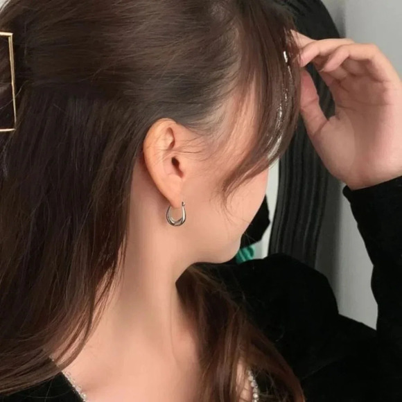 Minimalist Hoop Huggie Earrings Silver or Gold - Picture 3 of 7